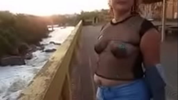 Camisa transparente em p&uacute;blico