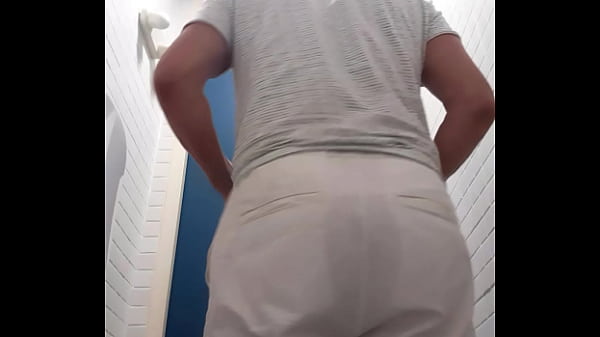 Ins&eacute;rer un plug dans son anus au wc du bureau