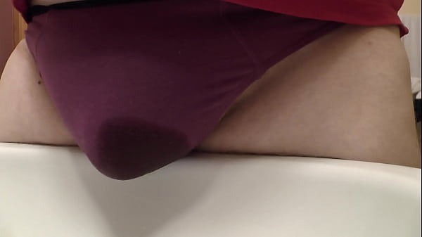 tisser i r&oslash;d brun underbukse overvasken p&aring; badet