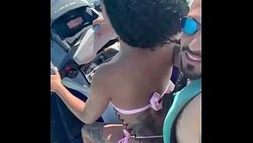 Novinha Safada, deixou marido na areia e fudeu com o instrutor no Jetski