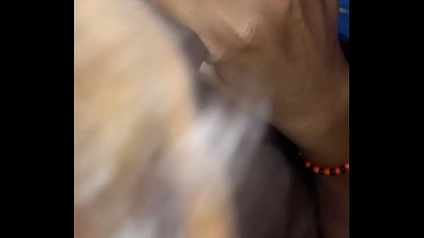 Mulher casada infiel &eacute; pega chupando quando est&aacute; sozinha em casa