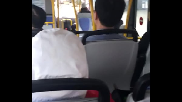 thanh ni&ecirc;n quay tay tr&ecirc;n xe bus.MOV