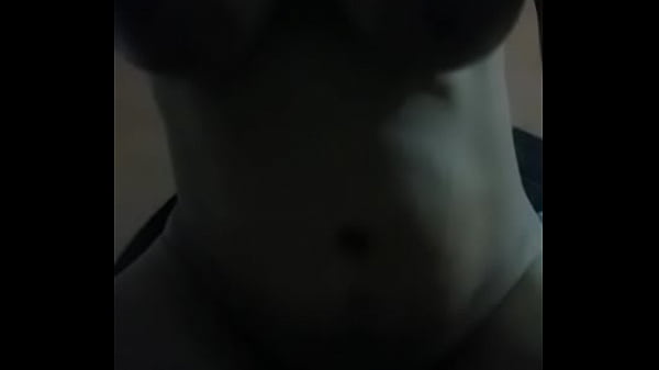 Se monta en la verga mientras sus tetas brincan