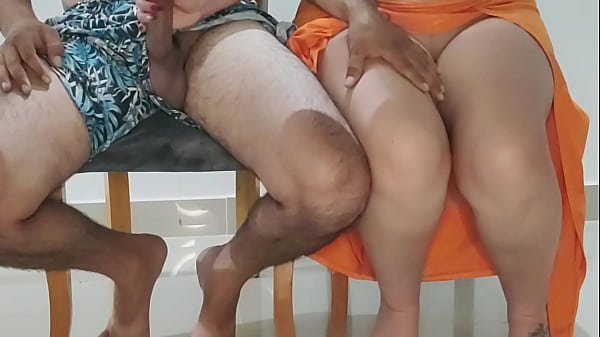 La puta de mi hermanastra se puso demasiado HOT en la cena con nuestros padrastros - Nos Atraparon Pero Ella Sigui&oacute; Cabalgando - REAL - CASERO