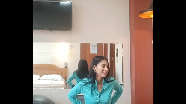 La profesora m&aacute;s  cachonda me da las clases en el hotel porque mi casa est llena y yo la relleno con mi leche