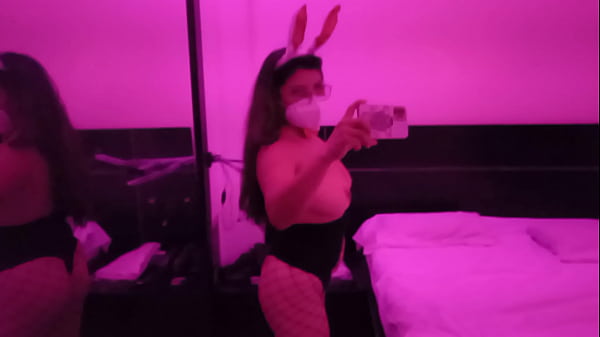 el hotel esperando a mi amigo para follar  