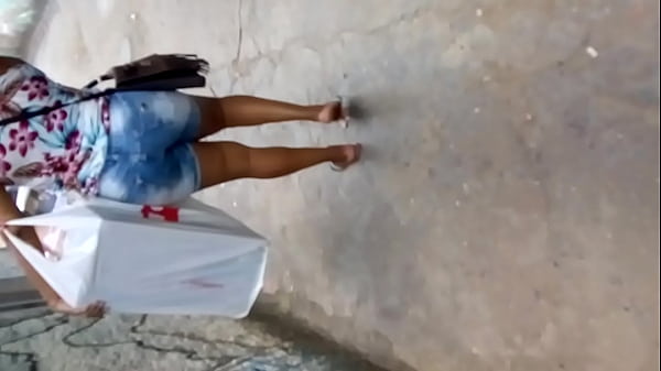 Gostosa andando na rua