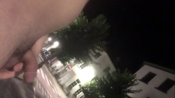 يلعب في ذبو