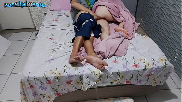 Padrasto inventou mentiras para que enteada tivesse que dividir a cama!