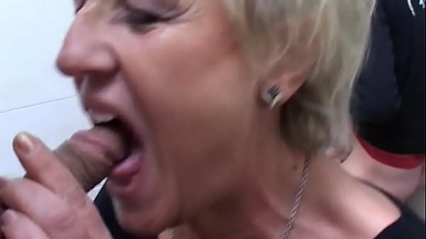 video amatoriale Milf vuole dei bei cazzoni e i glielo mettono in bocca nel bagno  