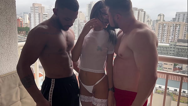 moreno e alemao pega magrinha na sacada (veja completo no red ou sheer)