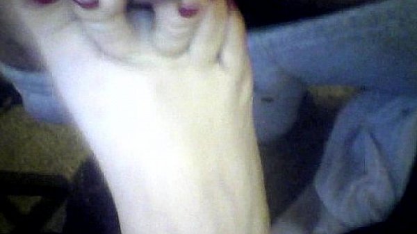 la trola de mi mujer me pajea con sus pies