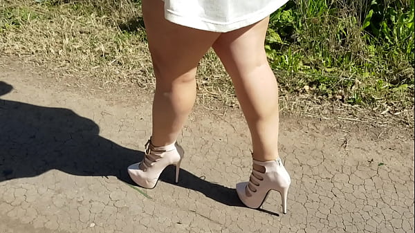 Mimujercita, high heel en el campo