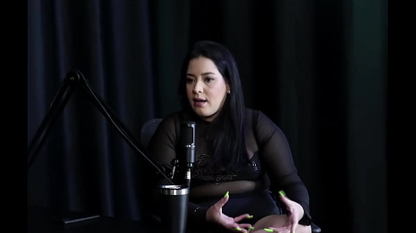 A m&atilde;e respeita o que ela faz, no come&ccedil;o fez valores interessantes com fotos de buceta, e a cenoura... - Pri Melancia (SHEER/RED)