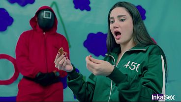 SQUID GAME - Victoria carmargo bsile rompe la galleta en el juego del calamar y es follada por su carnoso y rosado co&ntilde;o.