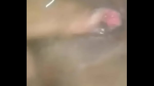 Mais um da casada gozando na m&atilde;o