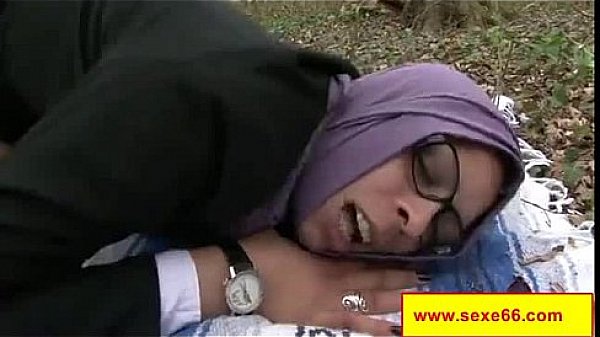 Une maigrichonne bien salope se fait culbuter et d&eacute;foncer les trous sur un canap