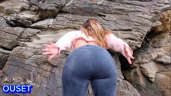 Rubia culona tiene sexo en la playa con su padrastro!