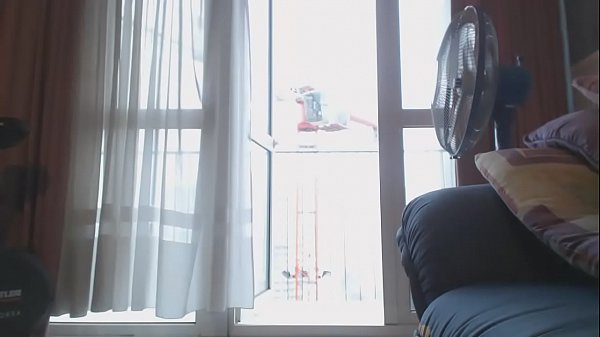 exhibe en hijab sur le balcon 