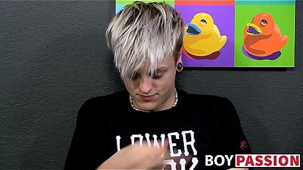 Young hottie fiddles asshole while stroking solo