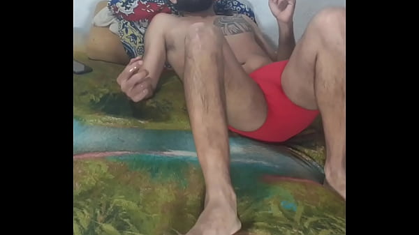 Joseph britadeira o ator porn&ocirc;  de sunga vermelha batendo uma punheta bem gostoso gozou gostosa #%$!