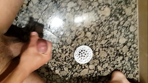 una paja en el ba&ntilde;o