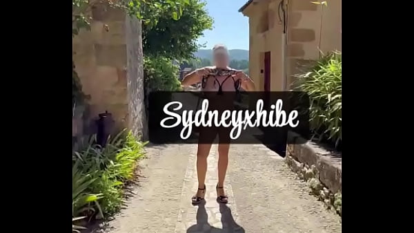 Je me fous &agrave; poil dans des lieux historiques... et je me touche sans retenue ...