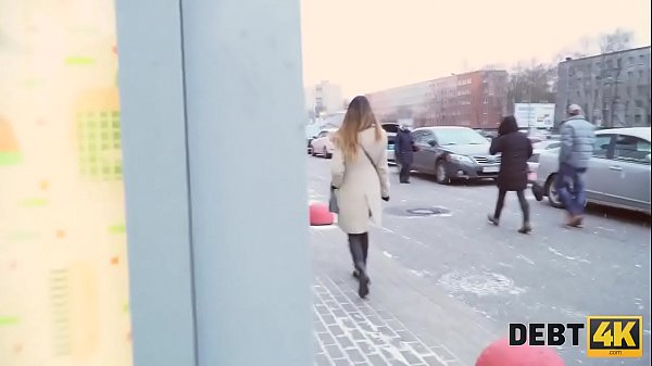 Debt4k. Model liebt teure Kleidung, hat aber kein Geld daf&uuml;r