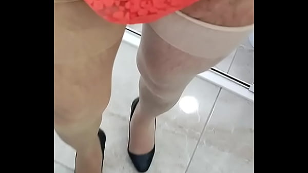 Riqu&iacute;sima travesti desnuda, en zapatillas y mis pantimedias