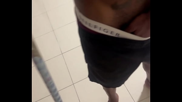 Pintor foi na casa do novinho e acabou recebendo uma mamada inesperada 