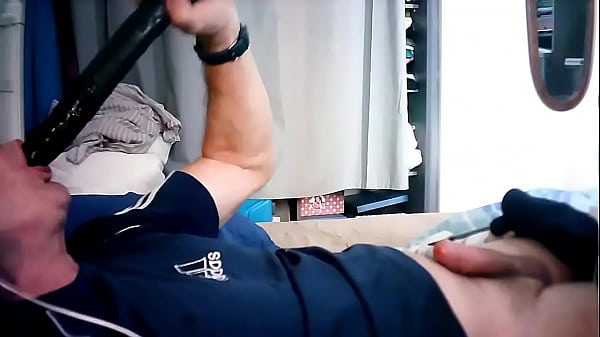 Enfoncer mon gros gode de 40 cm au fond de la gorge qui me fait bander comme un salaud 