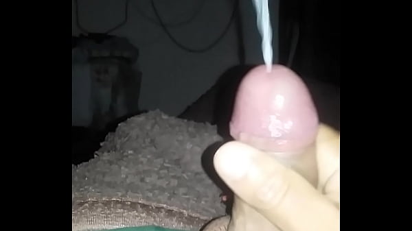 Gozando cheio de tesao numa punheta encrivel 