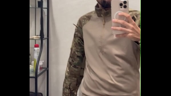 ex militar ense&ntilde;ando polla y pajeandose  