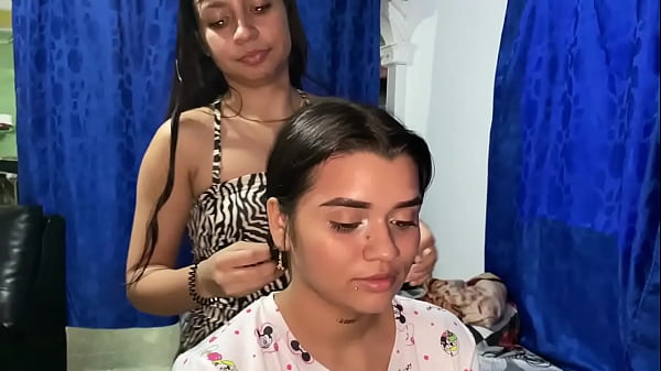 masturbo a la estilista y se corre en mi cara y le doy por el culo con mi consolador