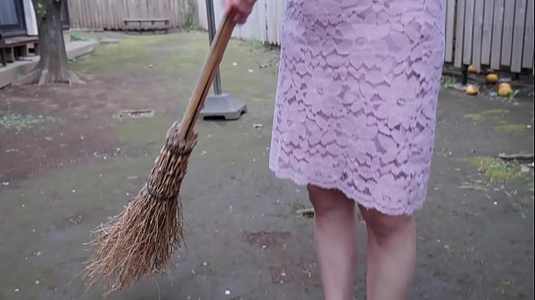 あまりにも妖艶な光景に野口は息を飲んだ。遊びに来た友達の家。野口は友達の母の美也子がテレフォンセックスしている姿を目撃する。咄嗟にスマホで盗撮した野口の頭に邪まな考えが浮かぶ。