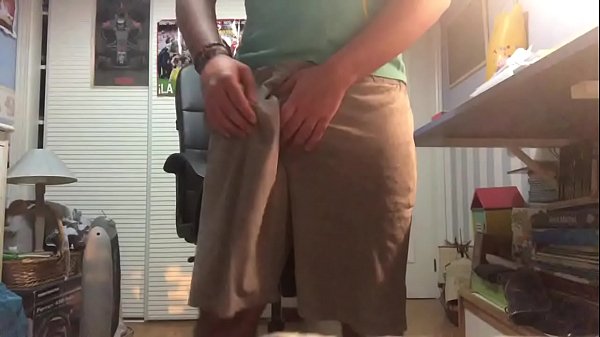 Goz&aacute;ndolo solo en casa