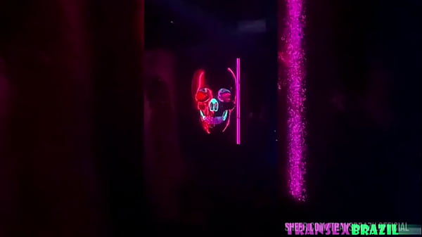 Era pra ter sido s&oacute; mais uma balada de Halloween, s&oacute; que uma louca que se acha a Jean Grey dos X-MEN me fez por a roupa do Ciclope num Motel e foi tudo isso a&iacute; que rolou!