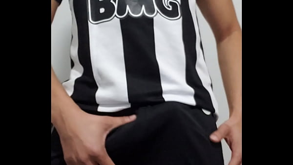 Torcedor atleticano com pau duro e punhetando