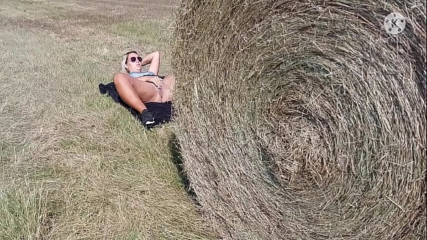 Hot and voyeur!! this stranger gives pleasure and surprises in an unlikely public place