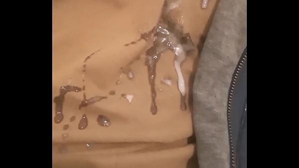 Jalandome el ganzo y me dejo llegar el semen sobre mi