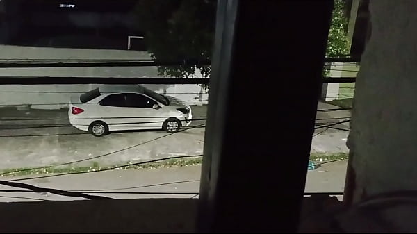 fode com amante no carro na frente de casa e volta cheia de porra sorridente