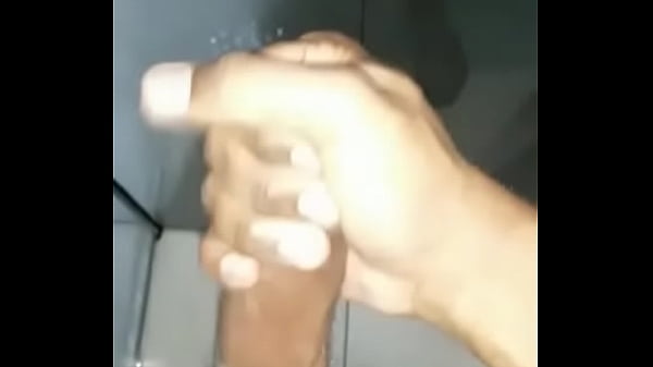 Amigo batendo punheta e gozando muito