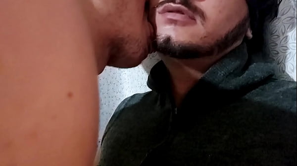 Beijando o namorado do jeito que ele gosta lambendo muito
