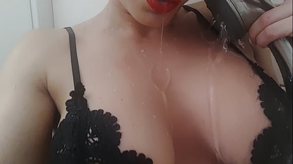 Veve polyk&aacute; tekouc&iacute; vodu ze sprchy