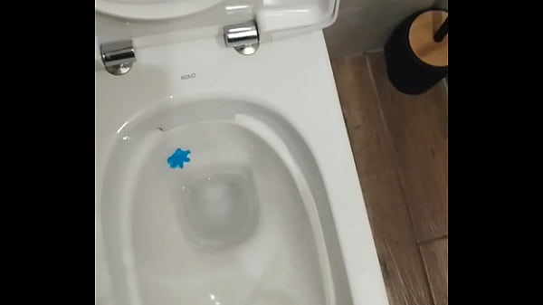 Sikanie w publicznej toalecie  