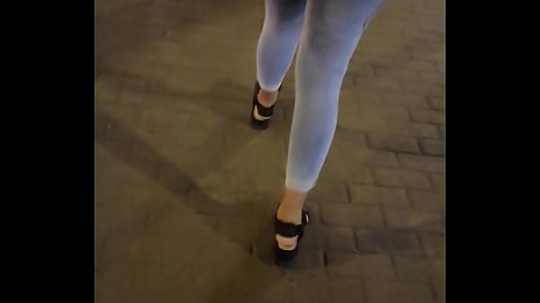 venezolana culona caminando