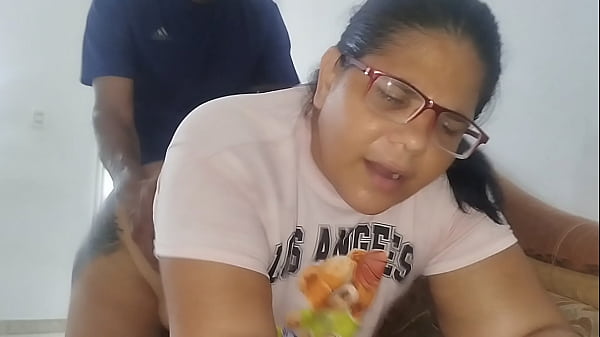 Ama de casa paga a un t&eacute;cnico con una buena mamada y una follada dura y rica mientras su marido trabaja