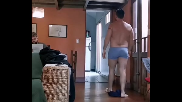 Parrudo gostoso tirando a roupa e mostrando a bunda  perfeita e o corpo peludo  
