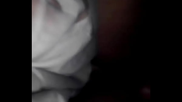 Cojida pose abierta entre hombres