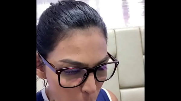 claiente milf se penetra juguete sexual